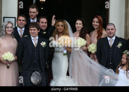 Attore Martin Compston e Tianna Chanel Flynn con i loro ospiti presso il Mar Hall resort nel Renfrewshire dopo il loro matrimonio. Foto Stock