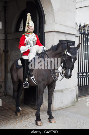 Londra - 16 aprile: Uomini non identificati i membri della guardia reale vicino a Whitehall Palace il 16 aprile 2016 a Londra, Regno Unito Foto Stock