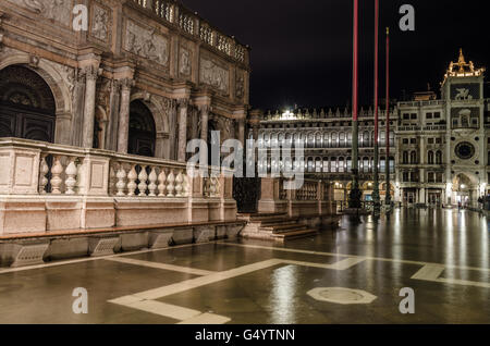 La vista notturna della base del campanile di Piazza San Marco durante l'alta marea Foto Stock