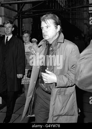 Francis Bacon lascia Marlborough Street a Londra. Bacon è rimandato su cauzione su una tassa di droga, 30 settembre 1970. Foto Stock