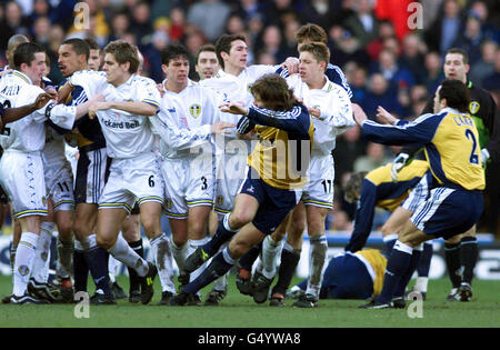 Immagine del file della biblioteca datata 12/02/00 del combattimento di massa scoppiato durante la partita di Premiership tra i giocatori di Leeds United e Tottenham Hotspur a Elland Road. Sia Leeds che Tottenham sono stati multati 150,000 libbre ciascuno e censurati da un'audizione disciplinare dell'Associazione di Calcio a Birmingham oggi, mercoledì 29 marzo 2000. Vedi PA Story SOCCER Disciplinary. **EDI** PA Foto : Phil Noble Foto Stock