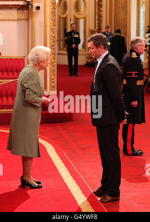 La regina Elisabetta II presenta James Peacock con la medaglia Member of the British Empire (MBE) per i servizi alla Rugby League durante una cerimonia di investitura a Buckingham Palace nel centro di Londra. Foto Stock