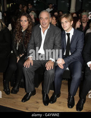 Sir Philip Green (al centro) con suo figlio Brandon e la figlia Chloe che partecipa allo show TOPMAN Design della London Fashion Week in autunno/inverno, presso la Royal Opera House nel centro di Londra. Foto Stock