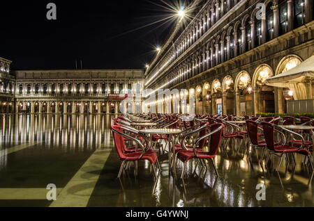 La vista notturna della Piazza San Marco durante l'alta marea Foto Stock