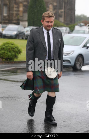 Attore Greg McHugh arriva al Mar Hall resort nel Renfrewshire, per il matrimonio di attore Martin Compston a Tianna Chanel Flynn. Foto Stock