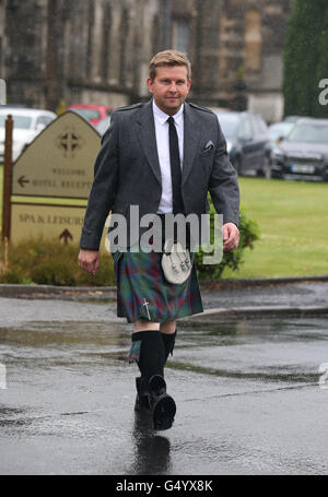 Attore Greg McHugh arriva al Mar Hall resort nel Renfrewshire, per il matrimonio di attore Martin Compston a Tianna Chanel Flynn. Foto Stock