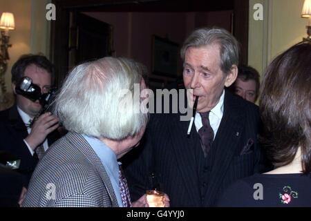 L'attore veterano Peter o'Toole durante una cerimonia al Simpson's-in-the-Strand di Londra, dove ha ricevuto il premio Oldie of the Year. La stella di 'Jeffrey Bernard is Unwell' è stata scelta da un gruppo di giudici per la sua arguzia e zest per la vita. *la giuria comprendeva Joanna Lumley, Richard Ingrams e Terry Wogan. I vincitori precedenti sono Spike Milligan, Betty Boothroyd e un piede nella stella della tomba Richard Wilson. Foto Stock