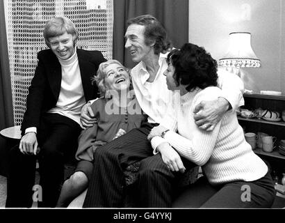 PA Biblioteca foto datata 8.1.1975 Charles Kray, abbraccia sua madre Violet, nella casa qui di Susan (a destra) e George Dwyer. Charlie Kray, fratello dei famigerati Ronnie e Reggie Kray . Charlie Kray, 73, fratello maggiore dei gemelli di gangster Ronnie e Reggie, è morto a St Mary's Hospital, Newport, Isola di Wight stasera, martedì 4 aprile 2000. Vedi PA Story DEATH Kray. Foto PA (disponibile solo in b/n) Foto Stock