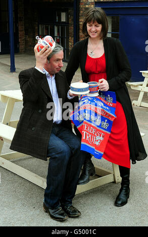 Emma Bridgewater e Matthew Rice svelano la Diamond Jubilee Collection per celebrare il Giubileo dei Diamanti della Regina alla Bridgewater Pottery, Hanley, Stoke on Trent. Foto Stock