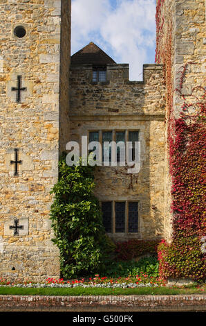 Ebrasure e pietra dettaglio presso il castello di Hever, Kent REGNO UNITO. Foto Stock