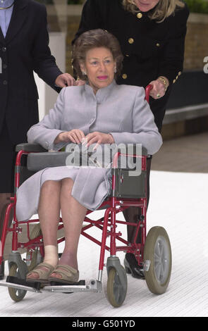 La principessa Margaret fa una rara apparizione pubblica, in sedia a rotelle, per parte della sua visita al Chelsea Harbour Design Centre, Londra. La Principessa bruciò male i piedi mentre si trovava sull'isola caraibica di Mustique nel 1999. Foto Stock