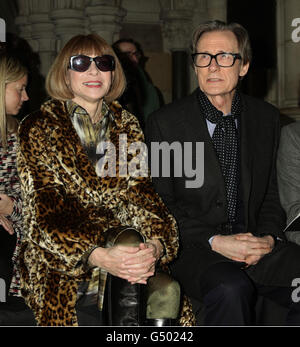 Anna Wintour e Bill Nighy partecipano allo spettacolo Nicole Farhi autunno/inverno London Fashion Week, presso la Royal Courts of Justice nel centro di Londra. Foto Stock