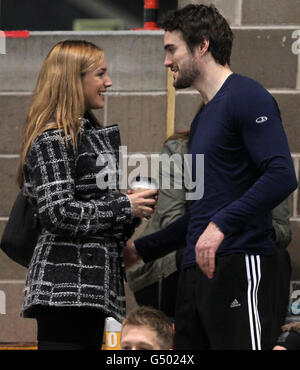 Kelly Brook è in piedi con il partner Thom Evans alla Kelvin Hall International Sports Arena di Glasgow, dove correrà nei 60 metri degli uomini nel 31° Campionato Nazionale Scozzese Senior Indoor Championshiops. Foto Stock