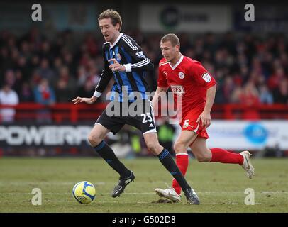 Calcio - fa Cup - Fifth Round - Crawley Town / Stoke City - Broadfield Stadium. Peter Crouch di Stoke City (a sinistra) in azione contro Kyle McFadzean di Crawley Town (a destra) Foto Stock