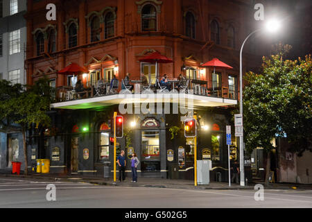 Nuova Zelanda, Auckland, impostazione di sera di fronte alla taverna di Shakespeare, ristorante, hotel e birreria, durante la notte la vita di strada, Albert San Foto Stock