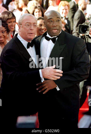 Gli attori nominati da Oscar, Michael Caine [L] e Michael Clarke Duncan [R], arrivano per il 72° Premio annuale dell'Accademia [gli Oscar] al Shrine Auditorium di Los Angeles, USA. Caine ha vinto l'Oscar come miglior attore di supporto per il suo ruolo nelle regole della Casa del Cider Foto Stock