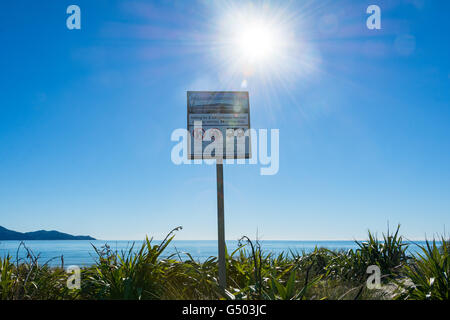 Nuova Zelanda Wellington, Otaki Beach, vietata segno sulla costa della Nuova Zelanda in luce posteriore Foto Stock