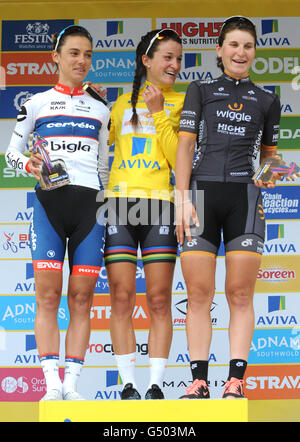 Vincitore assoluto del Gran Bretagna Lizzie Armitstead (al centro) con il secondo posto del Sud Africa Ashleigh Moolman-Pasio (a sinistra) e il terzo posto italiano Elisa Longo Borghini sul podio dopo la quinta tappa del Women's Tour of Britain. Foto Stock