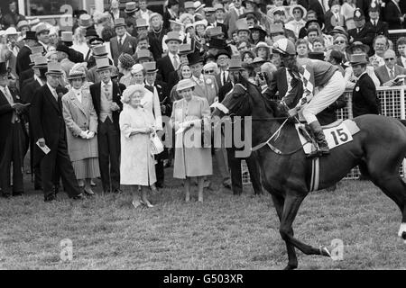 Horse Racing - Derby Day - ippodromo di Epsom Downs Foto Stock