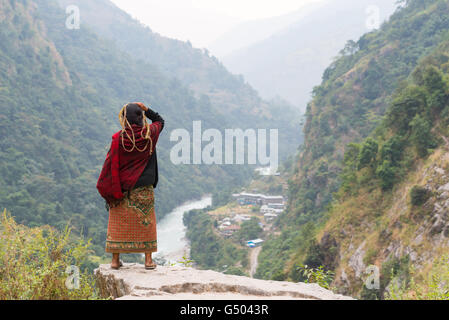 Il Nepal, Regione Occidentale, Syange, sul circuito di Annapurna - Giorno 1 - Da Bhulbhule al Jagat - donna nepalese si gode della vista Foto Stock