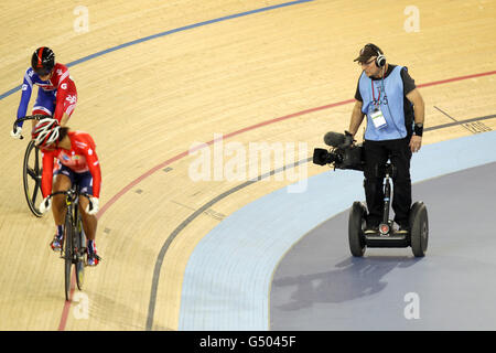 Un cameraman televisivo (a destra) cattura l'azione tra Victoria Pendleton della Gran Bretagna (a sinistra) e Wei Sze Lee di Hong Kong, mentre guida un Segway Foto Stock