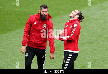 Il Galles Gareth Bale (destra) con Joe Ledley (sinistra), durante la passeggiata intorno allo stadio comunale, Toulouse, Francia. Foto Stock