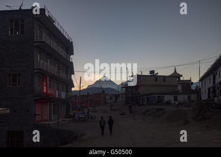 Il Nepal, Regione Occidentale, Ranipauwa, sul circuito di Annapurna - Giorno 9 - Da Thorong Phedi di Muktinath Street di Muktinath dopo il tramonto Foto Stock