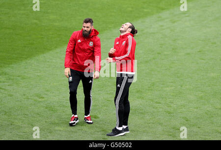 Il Galles Gareth Bale (destra) con Joe Ledley (sinistra), durante la passeggiata intorno allo stadio comunale, Toulouse, Francia. Foto Stock