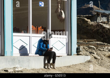 Il Nepal, Regione Occidentale, Ranipauwa, sul circuito di Annapurna - Giorno 10 - Da Muktinath per Kagbeni - WiFi disponibile a 3790 m, logico! In Muktinath Foto Stock