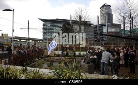 La Principessa Royal apre il Blue Peter Garden nella sua nuova casa a Media City Manchester con i relatori Helen Skelton, Barney Harwood, Gardener Chris Collins e Barney the Dog. Foto Stock