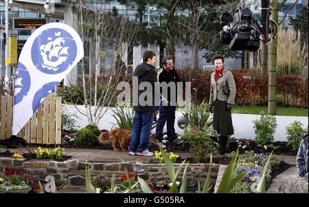 La Principessa Royal apre il Blue Peter Garden nella sua nuova casa a Media City Manchester con i relatori Helen Skelton, Barney Harwood (a sinistra), il giardiniere Chris Collins e Barney the Dog. Foto Stock