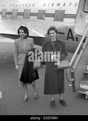 Principessa Marina, duchessa di Kent, destra, con sua sorella, la contessa Toerring, In procinto di salire a bordo di un aereo per Monaco presso l'aeroporto Northolt Foto Stock