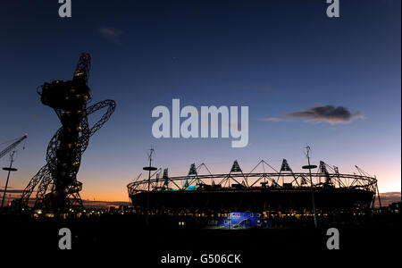 Una vista del tramonto dietro lo Stadio Olimpico accanto all'orbita ArcelorMittal nel Parco Olimpico di Londra. Foto Stock