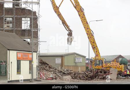 Il sito del magazzino demolito a Hull, dove una speciale gru blindata chiamata Giraffe lavora per demolire sezioni esterne del magazzino derelict in Cleveland Street, dove 3 operai sono ancora mancanti dopo il crollo dei pavimenti interni. Foto Stock