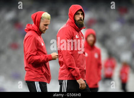 Il Galles Aaron Ramsey e Joe Ledley durante la camminata circa presso lo stadio comunale, Toulouse, Francia. Foto Stock