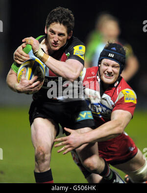 Tom Williams di Harlequins viene affrontato da Tom Savage di Gloucester durante la partita Aviva Premiership a Kingsholm, Gloucester. Foto Stock