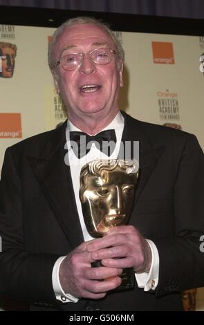 L'attore Michael Caine con il suo BAFTA Fellowship Award all'Orange British Academy Film Awards tenutosi al cinema Odeon di Leicester Square a Londra. Foto Stock