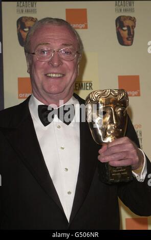 L'attore Michael Caine con il suo BAFTA Fellowship Award all'Orange British Academy Film Awards tenutosi al cinema Odeon di Leicester Square a Londra. Foto Stock