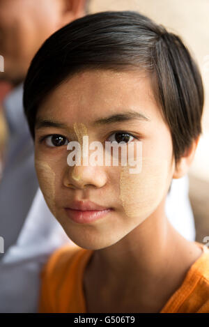 Ritratto di una giovane ragazza con pasta thanaka, il Monte Popa monastero il Taung Kalat, Mandalay Regione, Myanmar Foto Stock