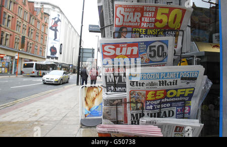 Il nuovo quotidiano Sun on Sunday si trova all'esterno di un negozio a Deansgate, Manchester, il giorno della prima edizione del titolo. Foto Stock