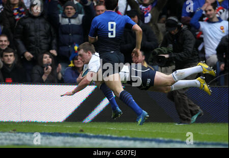 Rugby Union - RBS 6 Nations Championship 2012 - Scozia contro Francia - Murrayfield. Stuart hogg della Scozia fa una prova durante la partita RBS 6 Nations al Murrayfield Stadium di Edimburgo. Foto Stock