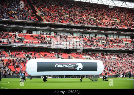 Calcio - Carling Cup - finale - Cardiff City v Liverpool - Wembley Stadium. Cartellonistica Carling Cup sul campo prima della partita Foto Stock