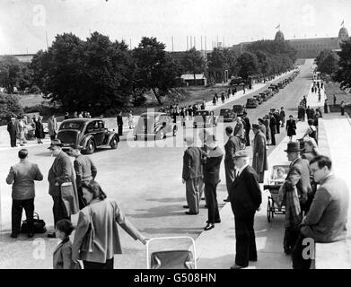 Alfred Barnes, ministro dei Trasporti, ha aperto ufficialmente la nuova strada olimpica tra la stazione di Wembley Park e l'Empire Stadium di Wembley. Un flusso di auto passa lungo la nuova strada olimpica dopo la sua apertura . Foto Stock