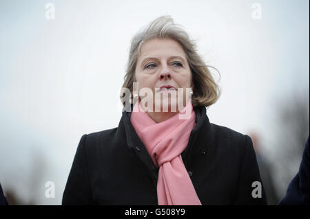 Il Segretario di Stato Theresa maggio a Eton Dorney Lake durante un tour della sede olimpica. Foto Stock