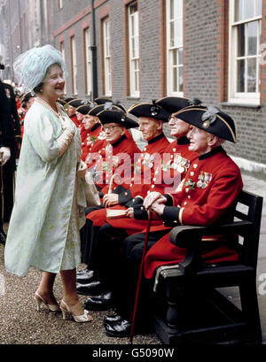 La Regina Madre parla con i veterani della Guerra dei Boeri tra i pensionati del Chelsea alla loro sfilata Founder's Day al Royal Hospital di Chelsea, Londra. Foto Stock