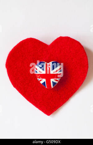 Fatti a mano con badge Union Jack monogramma sul feltro rosso cuore isolato su sfondo bianco Foto Stock