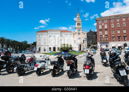 Cicli motore parcheggiato di fronte alla chiesa di San Francesco (Samostanska crkva sv. Frane), Split, Croazia, Costa Dalmata Foto Stock