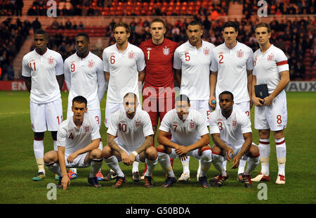 Inghilterra U21 team group (fila posteriore da sinistra a destra) Wilfried Zaha, Marvin Sordell, Craig Dawson, portiere Jack Butland, Steven Caulker, Martin Kelly e capitano Jordan Henderson. (Prima fila da sinistra a destra) Josh McEachran, Henri Lansbury, Alex Oxlade-Chamberlain e Danny Rose durante il Campionato europeo UEFA 2013 Under-21 Qualifying Match al Riverside Stadium di Middlesbrough. Foto Stock