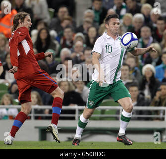 Robbie Keane della Repubblica d'Irlanda e Jaroslav Plasil della Repubblica Ceca (a destra) combattono per la palla durante l'International friendly allo stadio Aviva di Dublino. Foto Stock