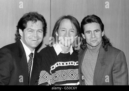 La pop band The Monkees posa per una fotocall per il loro tour del Regno Unito. L-R Micky Dolenz, Peter Tork, Davy Jones Foto Stock